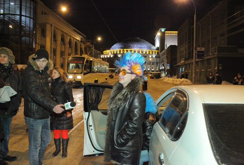 Фото со съемок фильма, на фоне Новосибирский Оперный театр