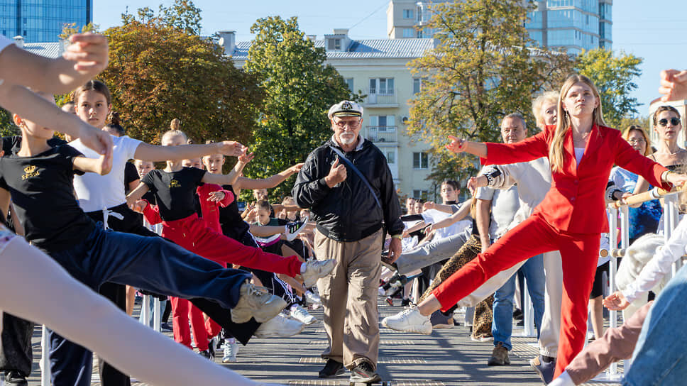 Открытый мастер-класс по основным хореографическим движениям балета на фестивале «День балета» в Воронеже 13 сентября.📷Фото: Егор Снетков / Коммерсантъ