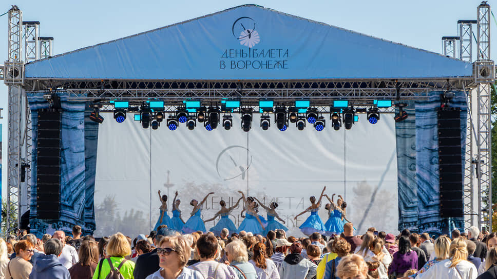 Общий вид на главную сцену акции «День балета» на Советской площади.📷Фото: Егор Снетков / Коммерсантъ