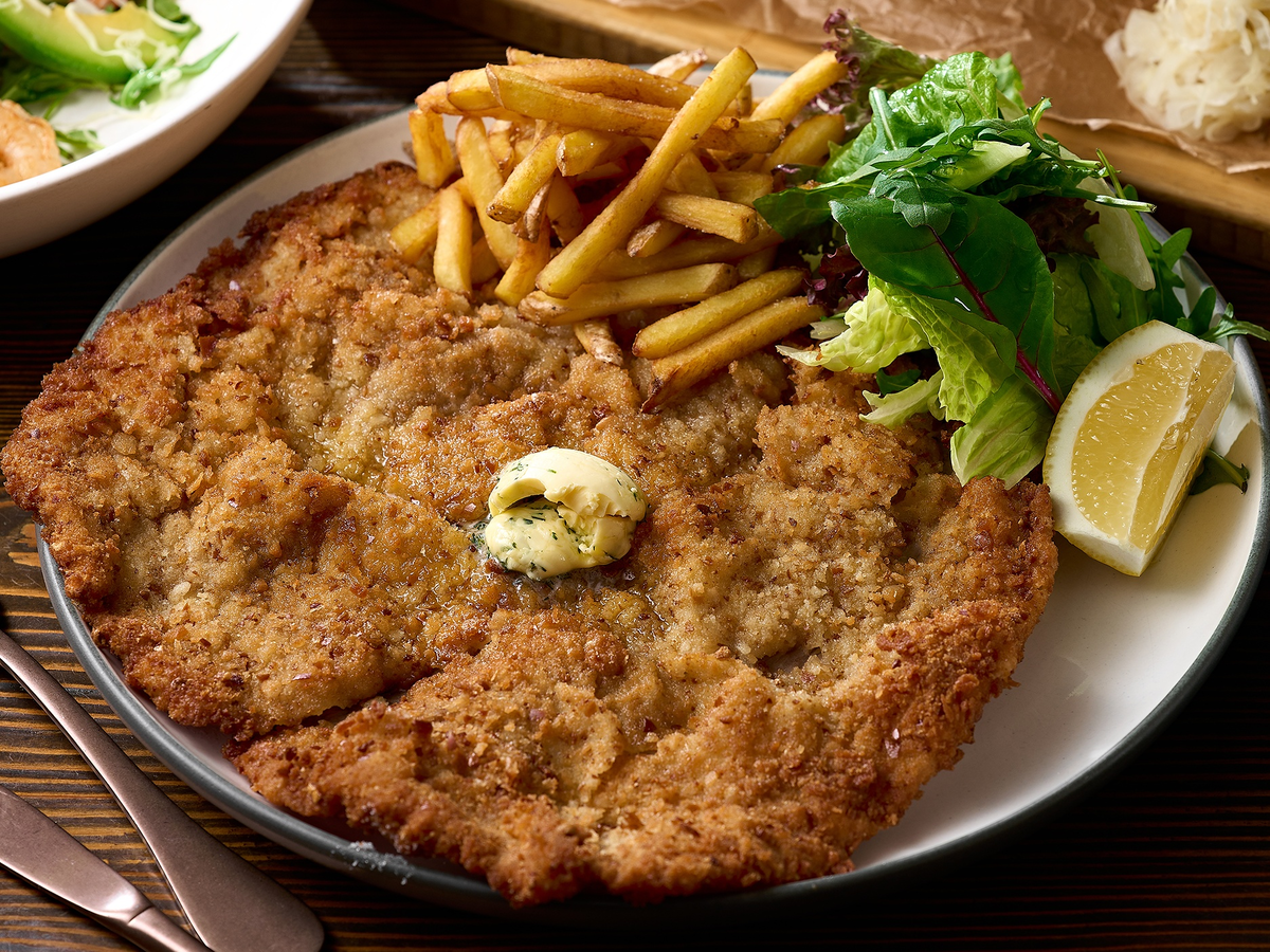 «Золотая классика — Wiener Schnitzel в подаче по-австрийски».