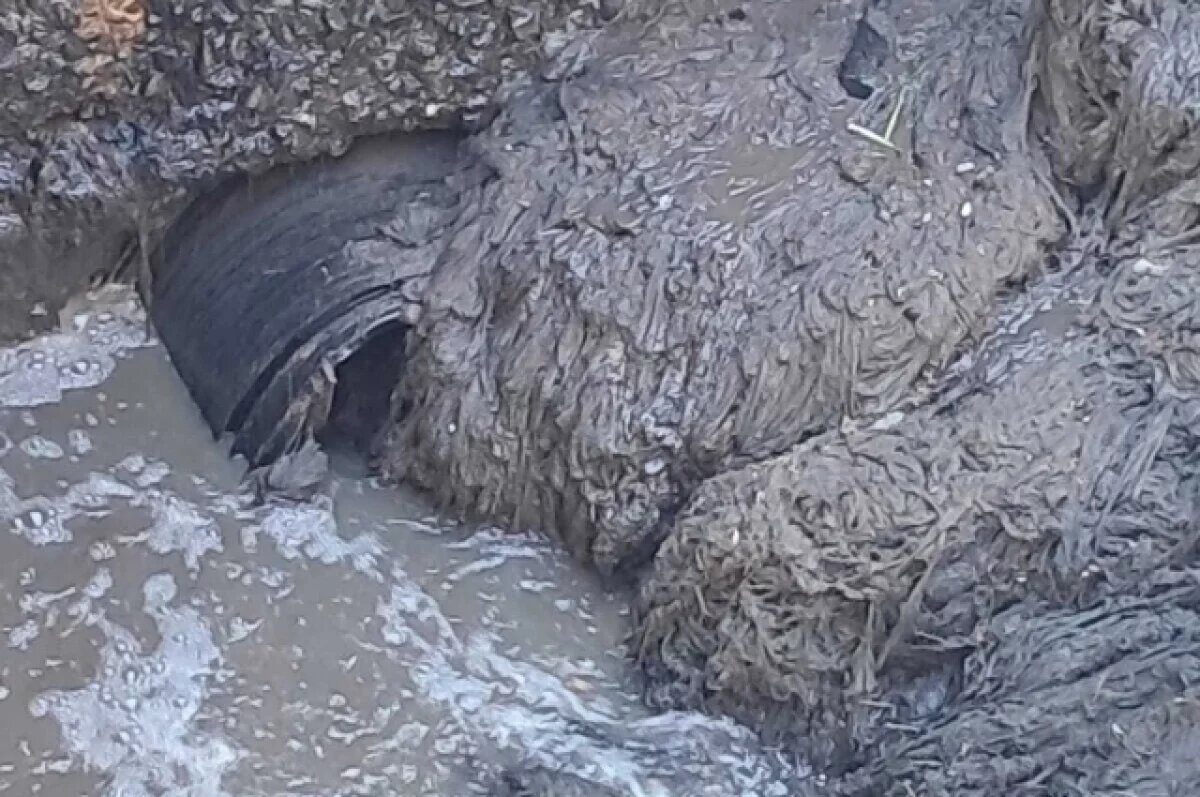    Из канализационного коллектора на Оренбургской достали тонну тряпок