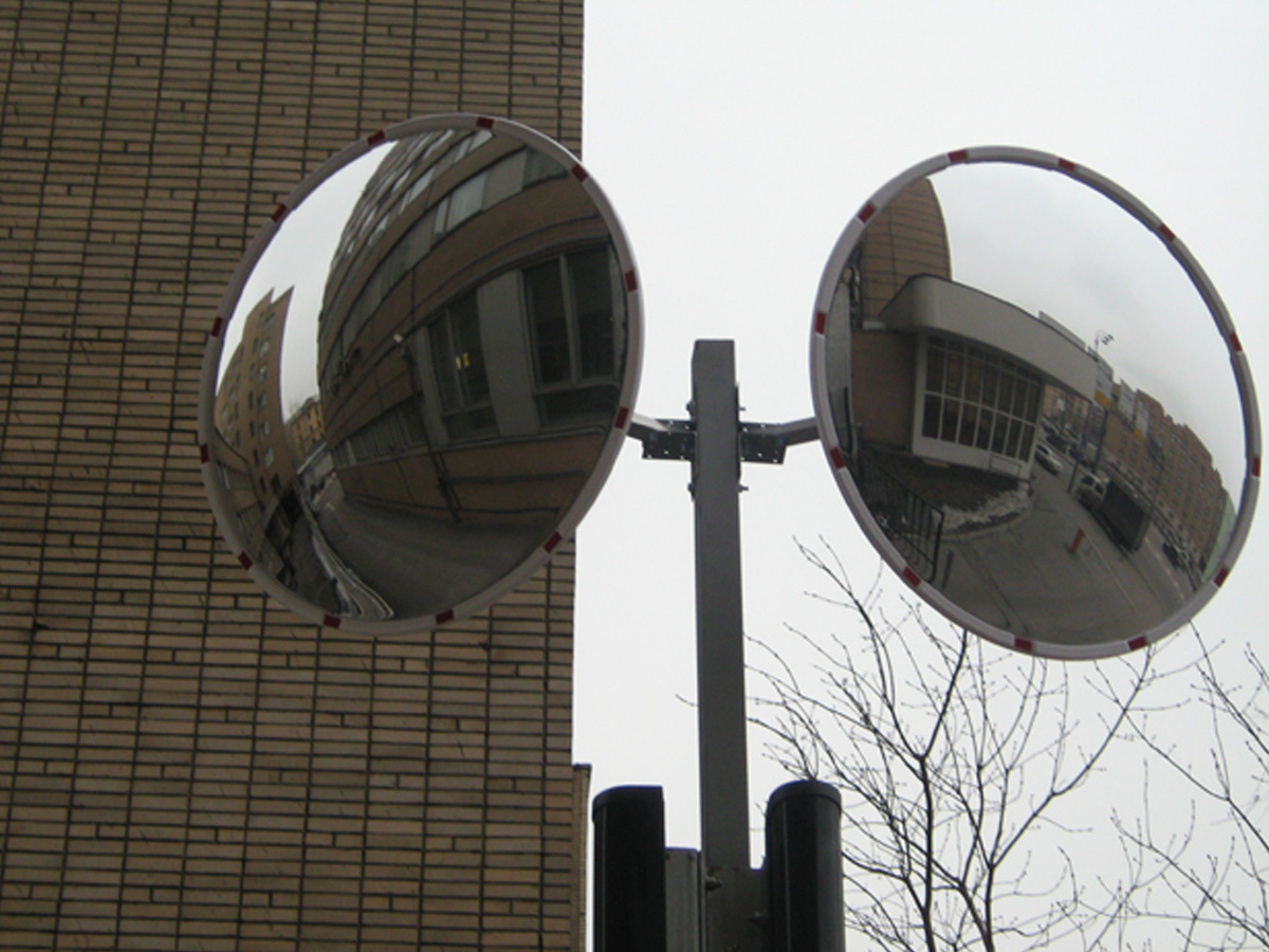 Сферические зеркала на улицах города