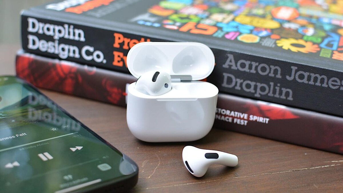 Лучшие бюджетные AirPods
Наушники Apple AirPods 4

