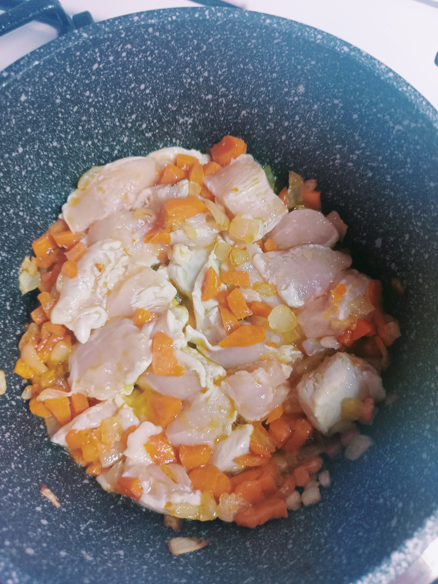 Лук, морковь, готовы: добавила курочку.