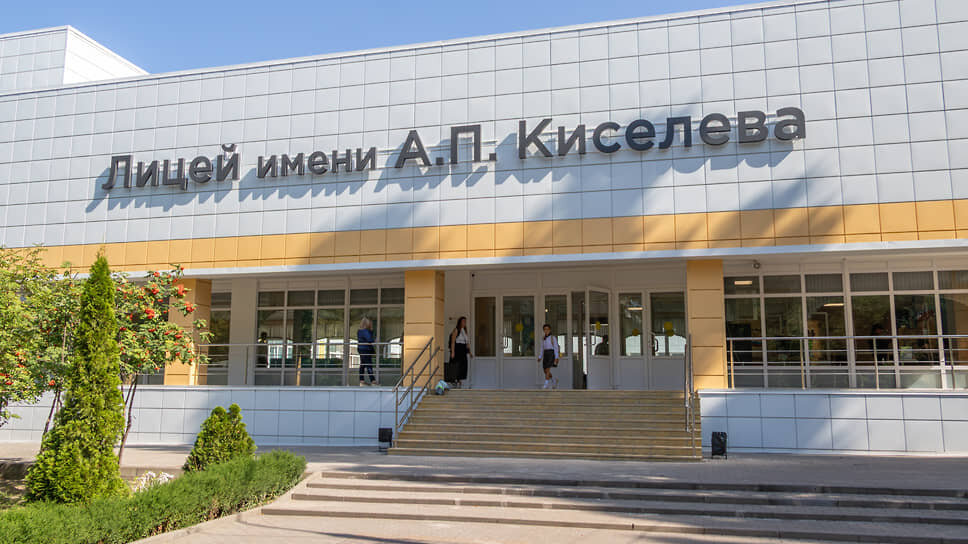 Главный вход в лицей имени А. П. Киселева после ремонта .📷Фото: Егор Снетков / Коммерсантъ