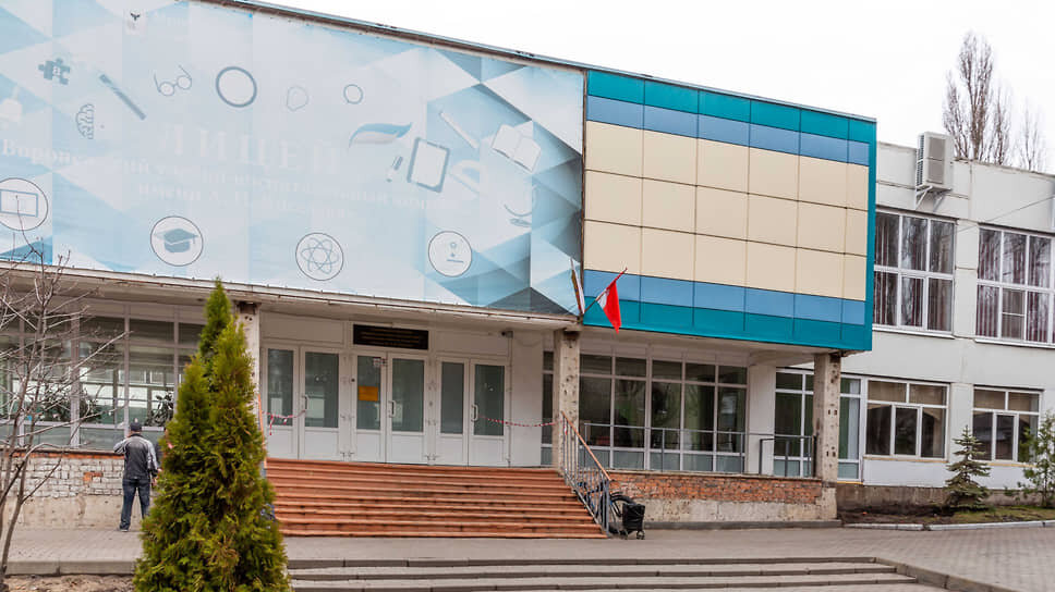 Главный вход в лицей имени А. П. Киселева в период активных работ. Сейчас они завершены.📷Фото: Константин Франовский / Коммерсантъ