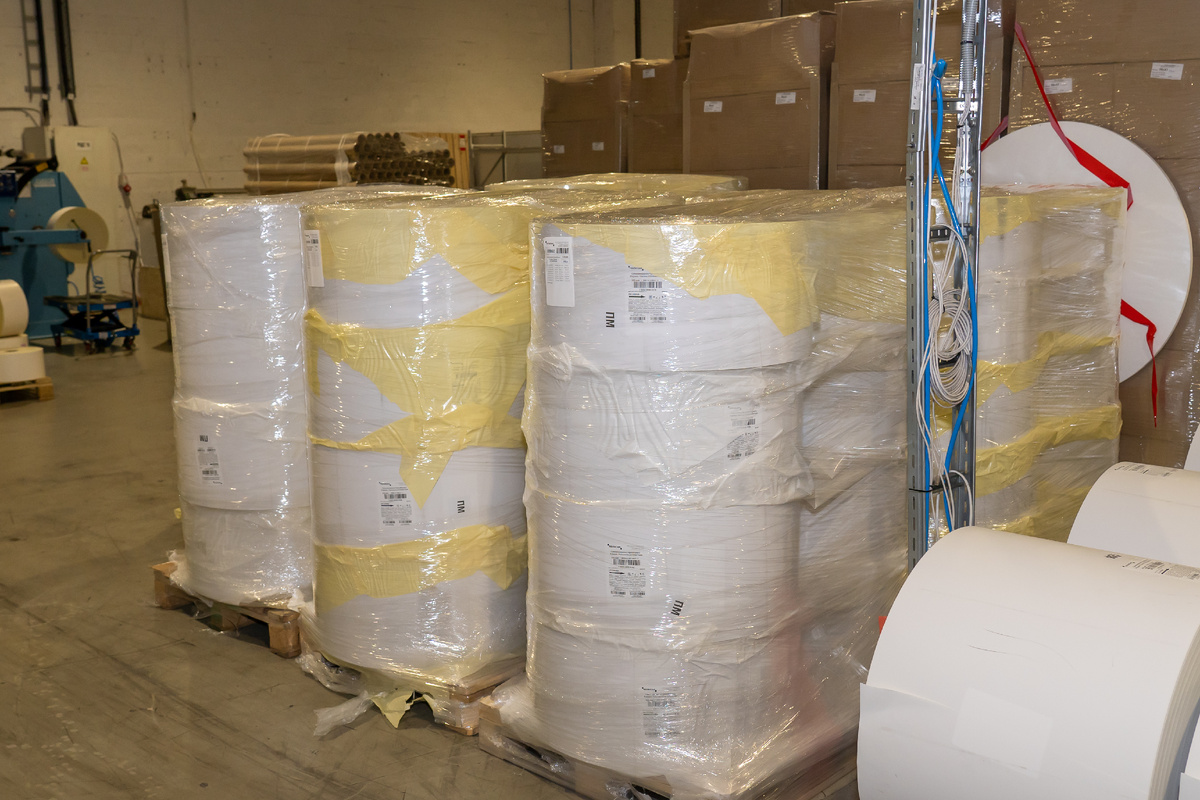 Промежуточная упаковка — материал ждёт отгрузки. Процесс обеспыливания ещё предстоит.