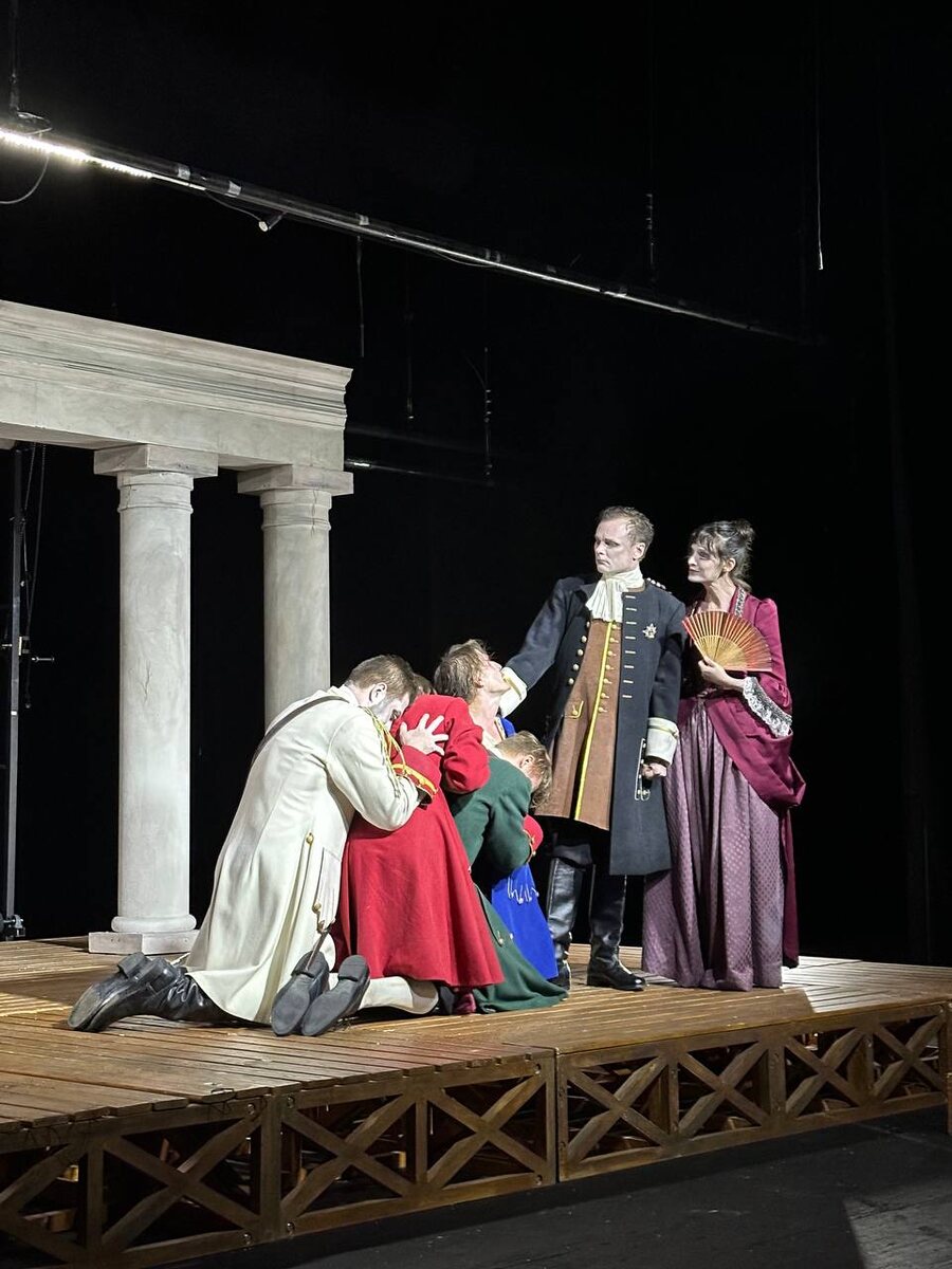 Сцена из спектакля «Принц Гомбургский». Воронежский Никитинский театр. Фото автора.