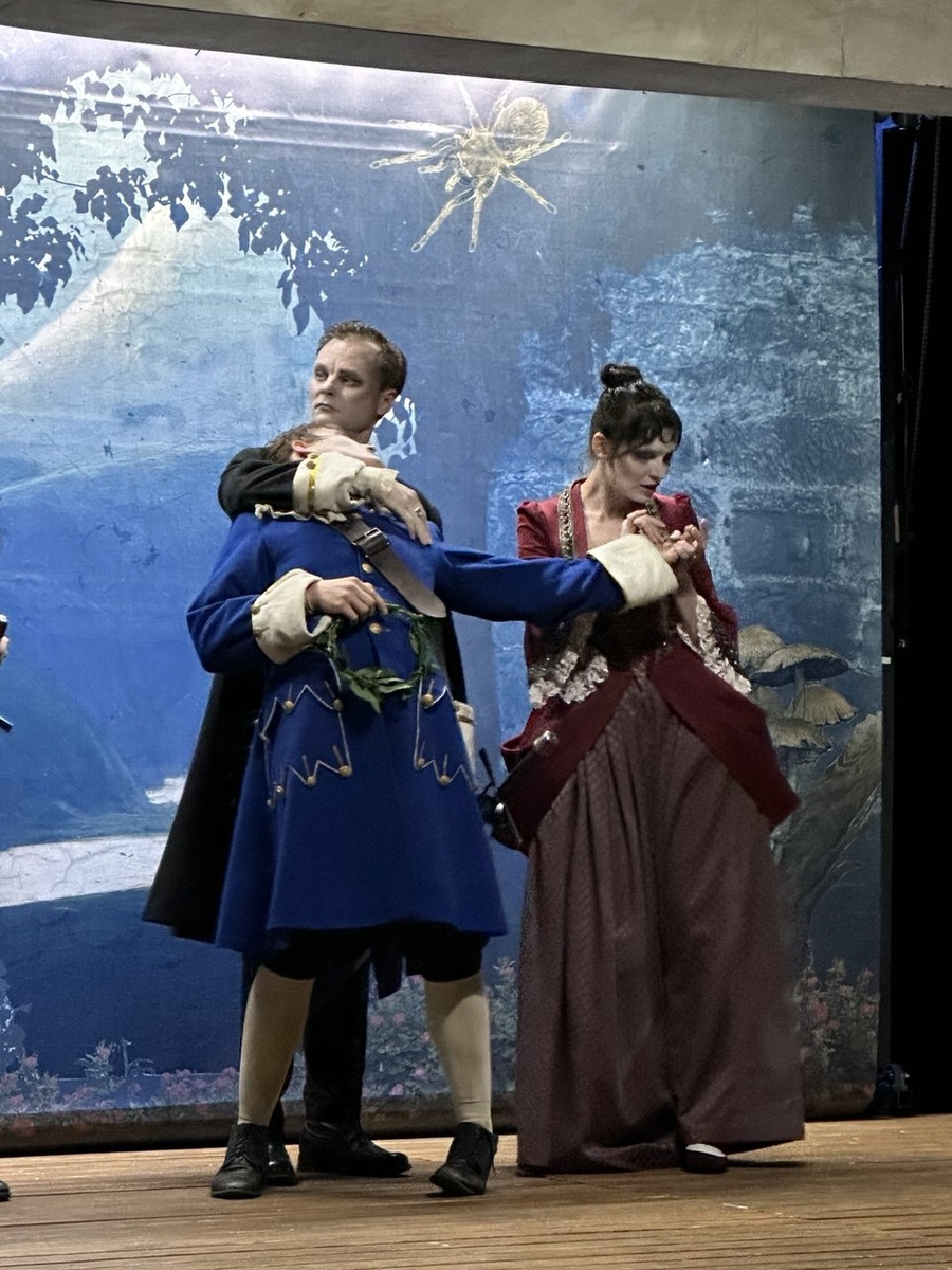 Артур (Михаил Гостев) в объятьях Курфюрста (Борис Алексеев). Спектакль «Принц Гомбургский». Воронежский Никитинский театр. Фото автора.