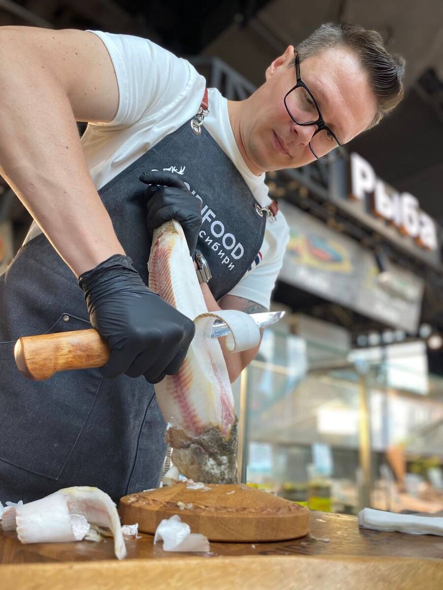 Строганина — одно из самых самобытных и аутентичных блюд народов Крайнего Севера России. Это тонко нарезанная замороженная сырая рыба, подающаяся сразу после снятия стружки. Она не имеет аналогов в других кухнях мира, ведь требует особых условий — сурового климата, свежайшей северной рыбы и мастерства в нарезке.