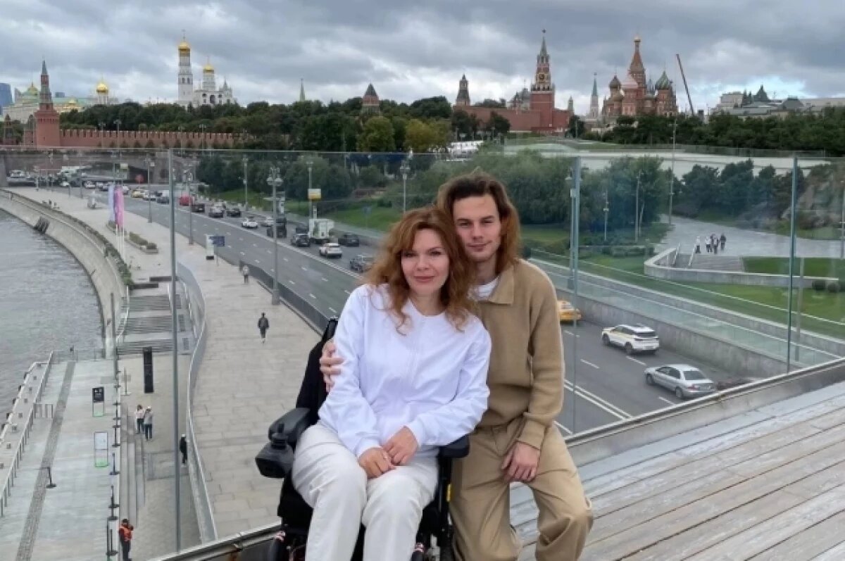    В путешествиях по стране Людмилу сопровождает сын Степан.