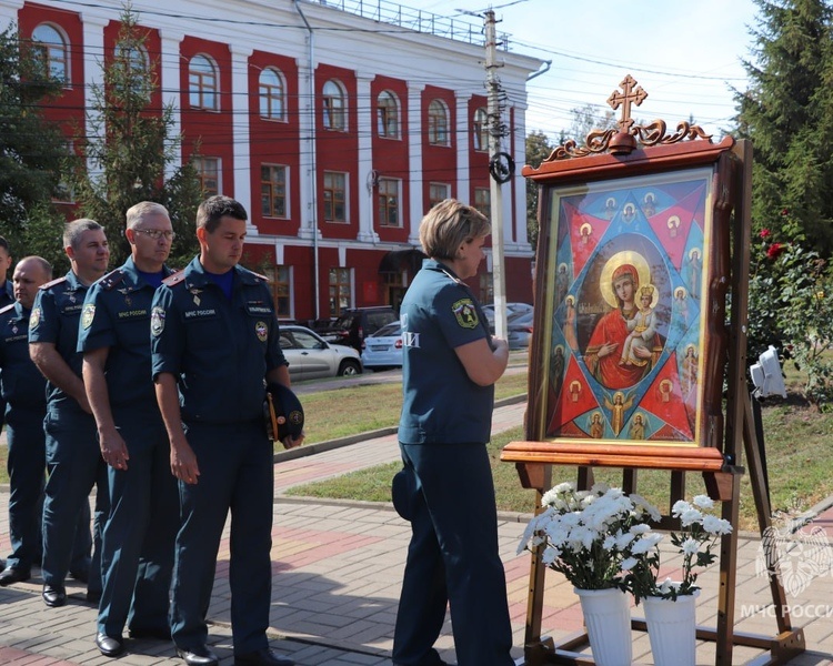     Сотрудники МЧС Курской области помолились иконе «Неопалимая Купина»