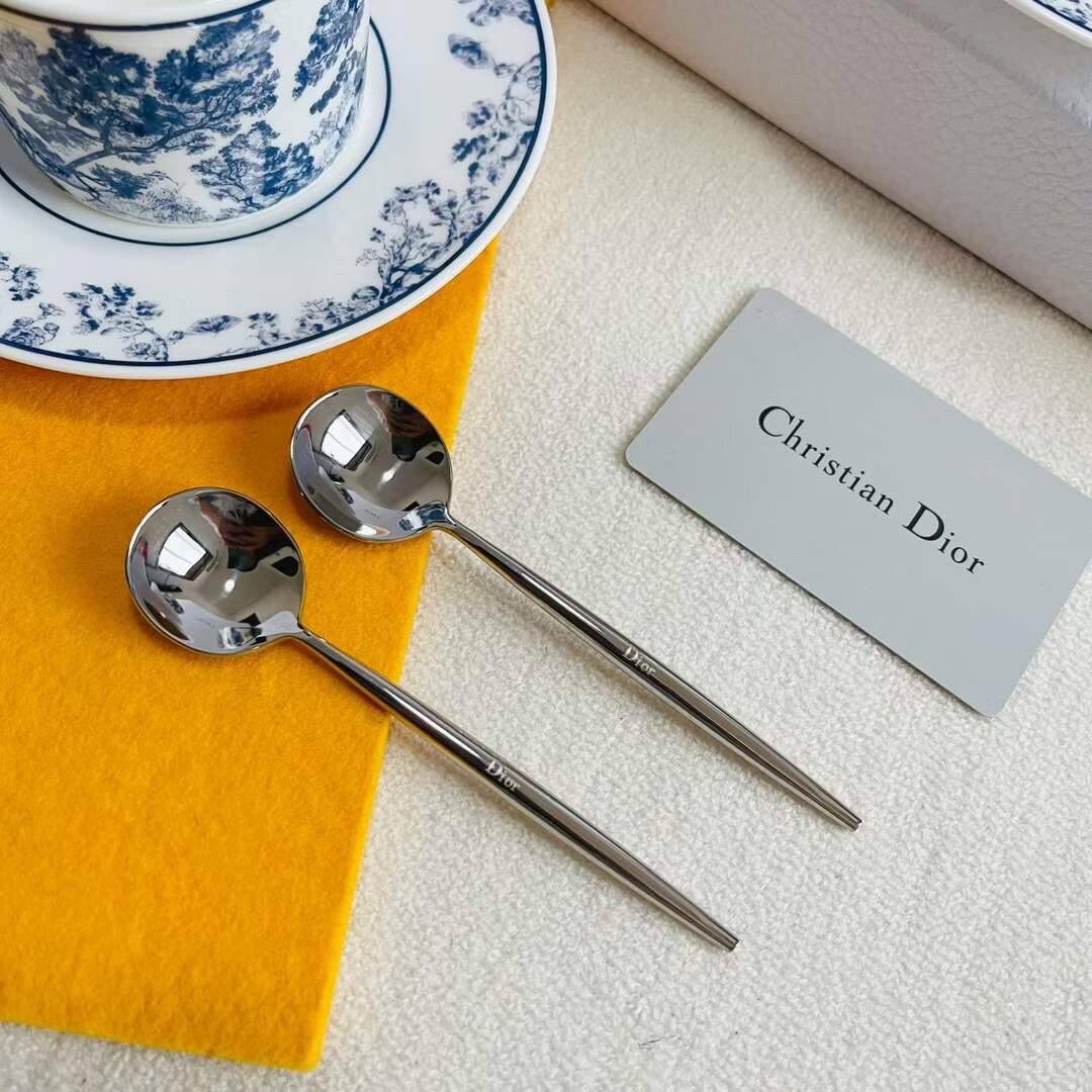 Звезда Dior — символ удачи, теперь и в кофейной церемонии.