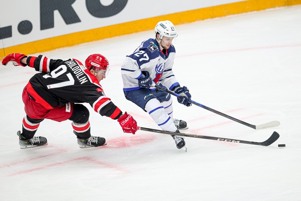    КХЛ признала Сергея Гончарука лучшим нападающим игровой недели.