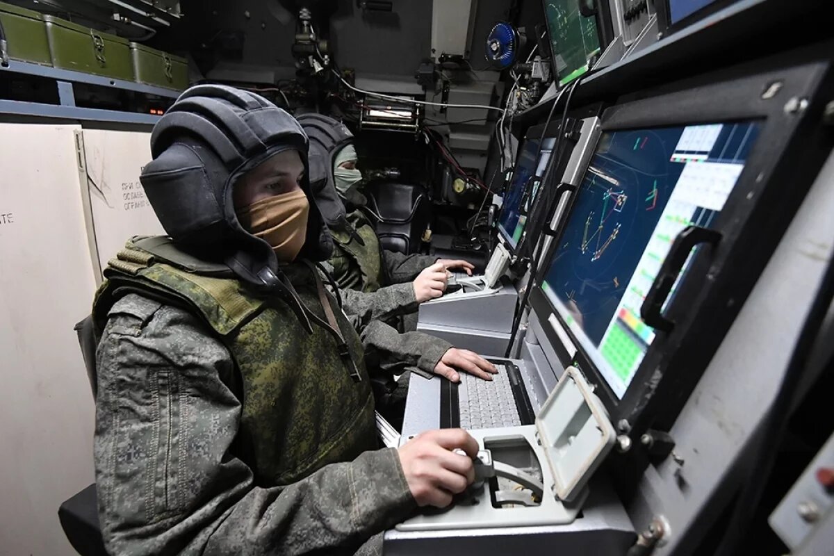    Военнослужащие РФ на рабочих местах в машине боевого управления сил противовоздушной обороны (ПВО) России.