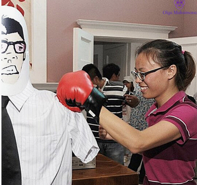 Комнаты для избиения популярны в Японии, потому что не на ком вытеснить гнев. Ну или на продавцах (что делают гораздо чаще)