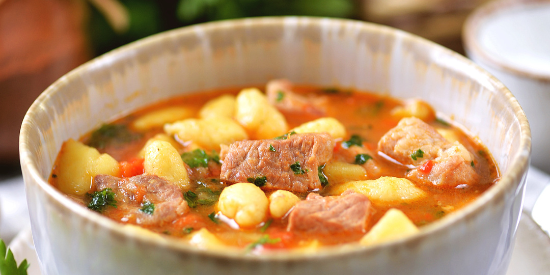 Самый вкус гуляш: густой, мясной, пряный – соус вымакивают хлебом до последней капли