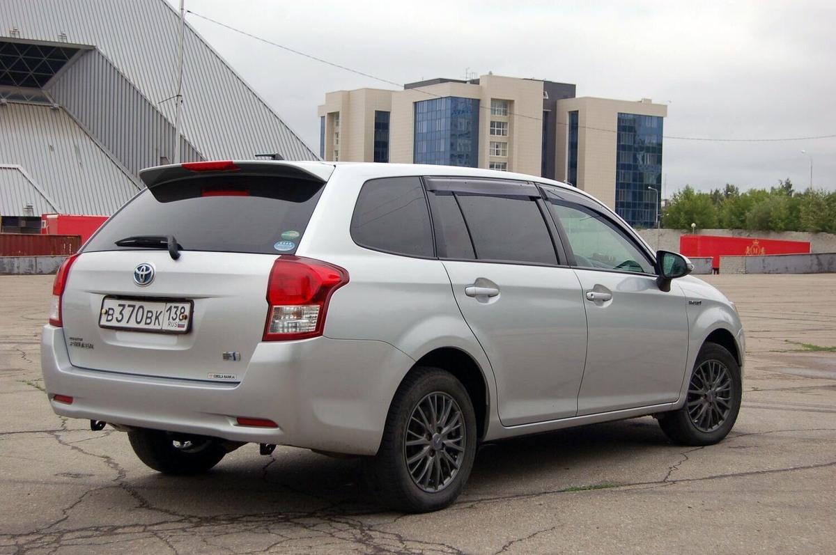 TOYOTA COROLLA FILDER HYBRID E160  на проставках возможно и смотрится как джип, но всё же в стоке он ниже. В дизайне ничего лишнего, никаких вам больших мониторов, 20 колёс, фальшивых выхлопных систем, открывающих дверей с кнопки, выезжающих порогов. 