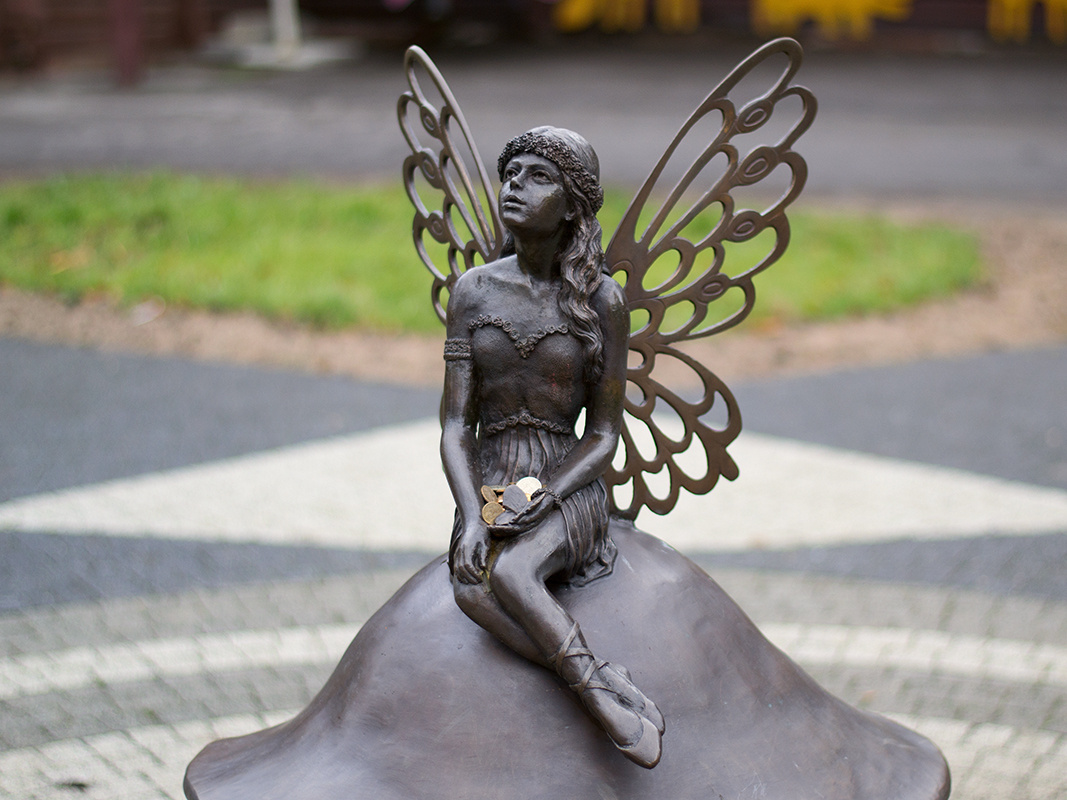 В парке моего города есть фея. Люди просто кладут ей в ладошки монетки, веря, что она хранит это место. Без всяких сложных форм оплаты. Мне кажется, это и есть самая чистая форма доната — жест доверия и поддержки