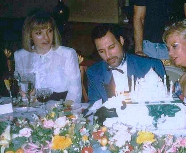 Торт с Тадж-Махалом. Рядом Мэри и Барбара Валентин. А фото с тортом-тигром было в предыдущей публикации