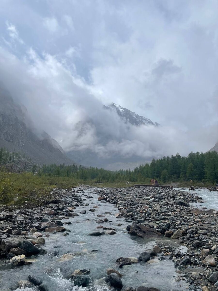 Часть дороги идет прямо по долине реки
