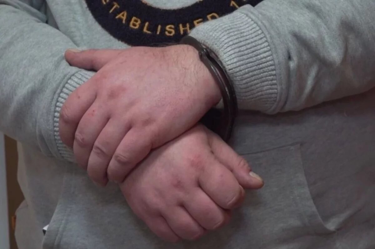    В Петербурге вор упал с 3 этажа с телевизором и шубой