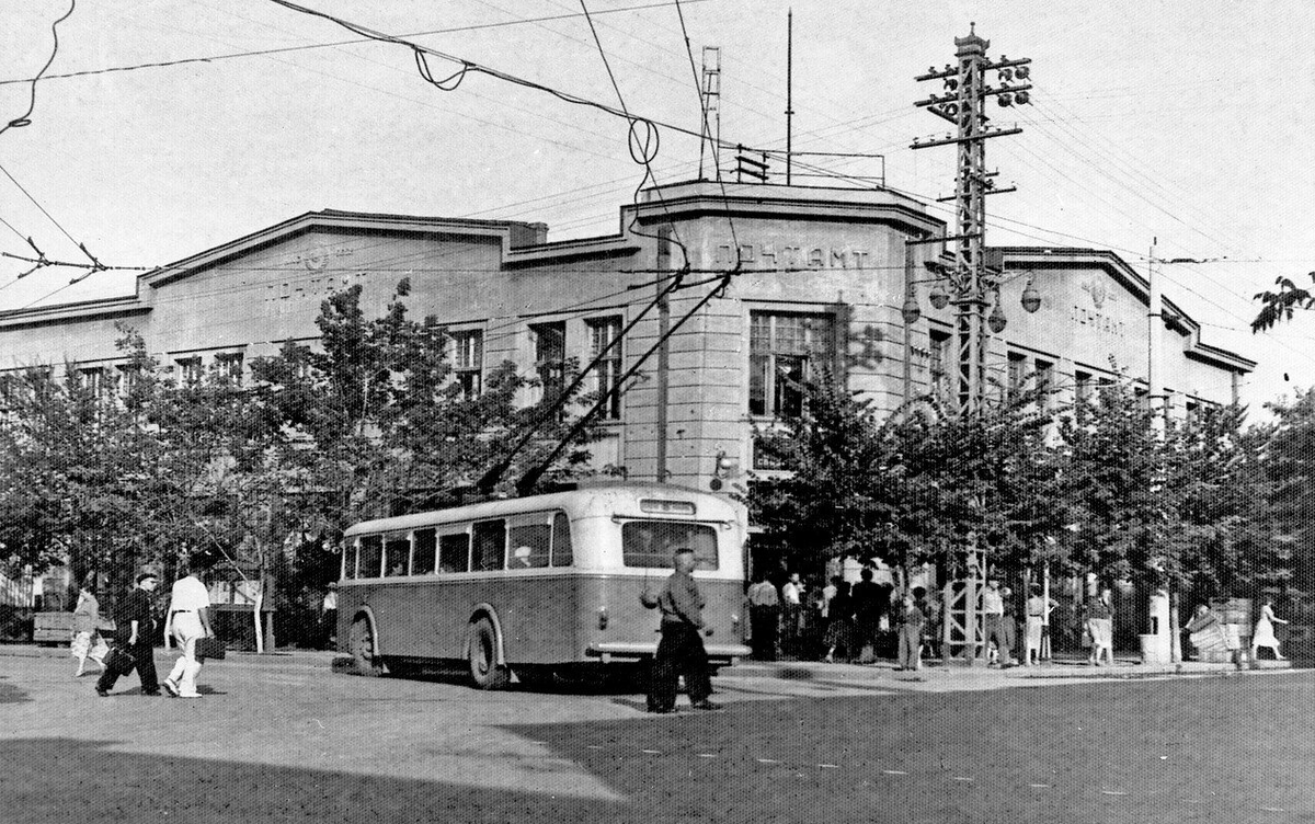 Здесь ходил троллейбус, а до войны и трамвай. Фото из архивов.