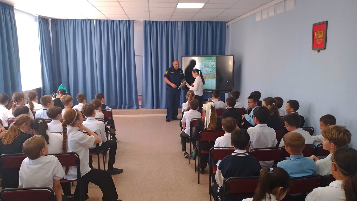 Профилактическая встреча огнеборцев в Астраханской лингвистической гимназии