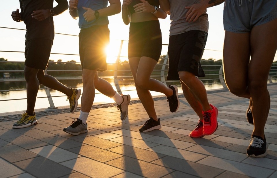    Участники будут бегать по грунтовым маршрутам, на которых могут встречаться как естественные, так и искусственные препятствия. Фото: freepik.com