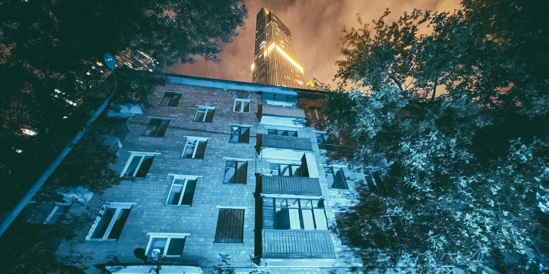 Говорят, в этих заброшенных домах Москвы поселились нелегалы. Пошел проверить ночью, вот что увидел