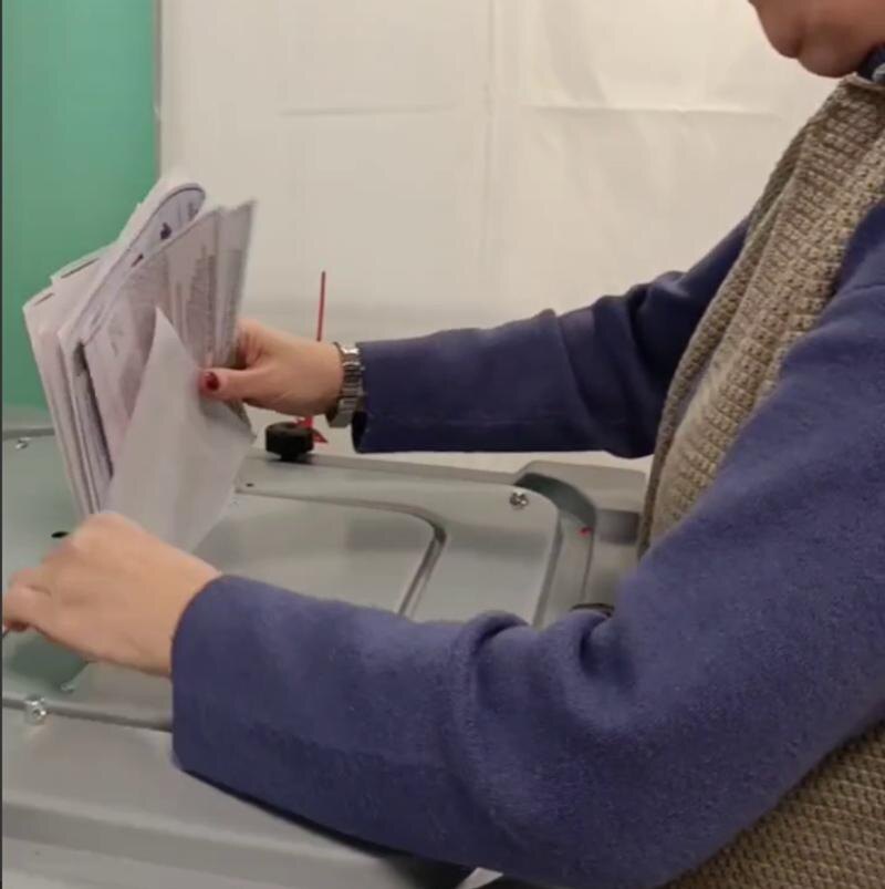    Скрин видео из соцсетей Андрея Меньшикова / Бюллетени отправляют в урну пачкой