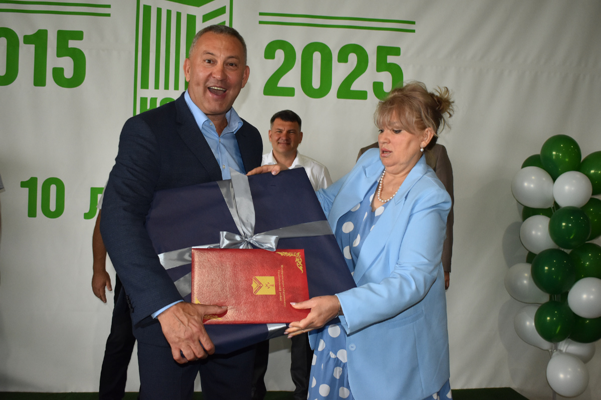 Руководитель ООО «КСМК-Регион» Григорий Лашин и замглавы Гулькевичского района Светлана Юрова.