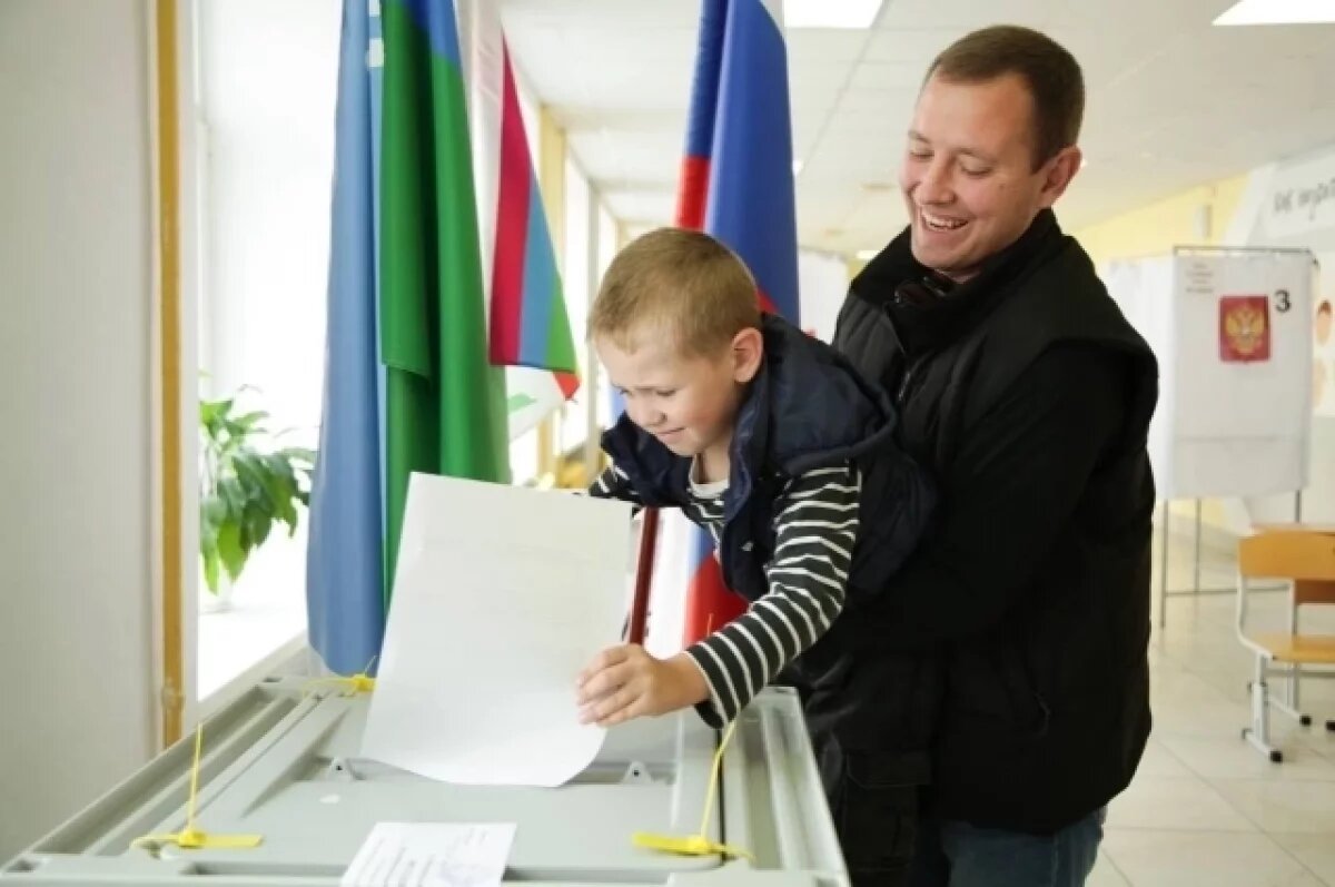    На избирательные участки югорчане приходили семьями, вместе с детьми.