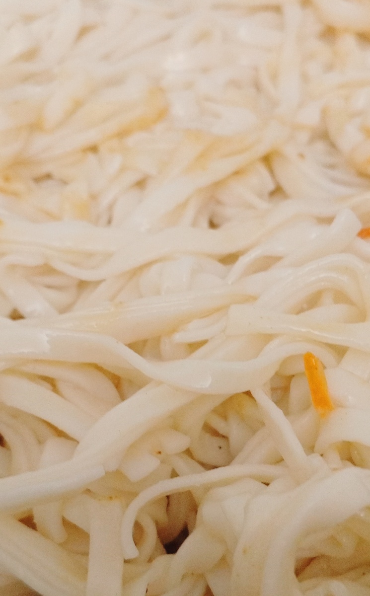 Удон отварить в кипящей, подсоленной воде - 5-7 мин. Откинуть на дуршлаг, промыть холодной водой. Оставить стекать.