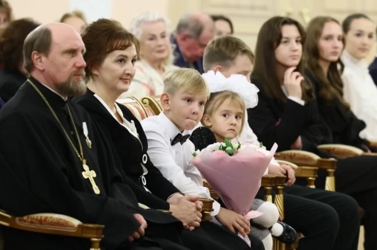    Губернатор наградил орденом многодетную семью протоиерея из Златоуста