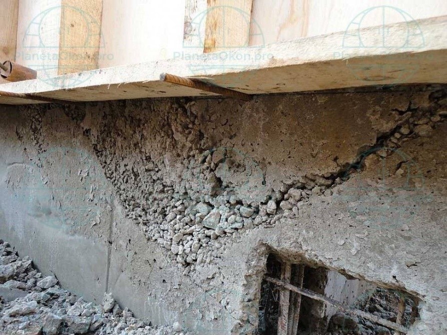 На данном фото неправильная подготовка фундамента привела к трещинам 