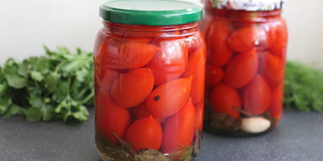 Помидоры на зиму с базиликом и укропом