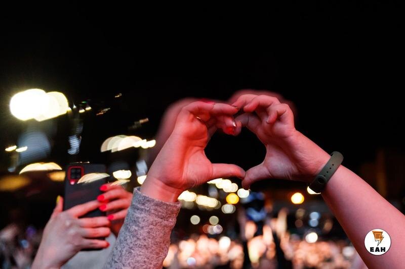    ЕАН. Люди слушают концерт