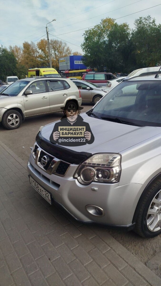    Экстренные службы на парковке ТЦ "Благодать". Источник: "Инцидент Барнаул"