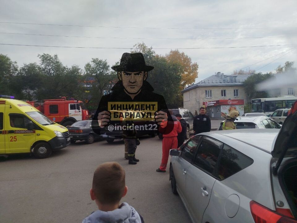    Экстренные службы на парковке ТЦ "Благодать". Источник: "Инцидент Барнаул"
