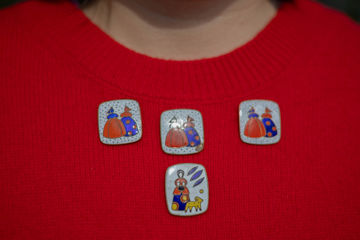 Почему три одинковых броши? Потому что я постоянно забываю, что у меня уже есть эти кумушки и покупаю опять ...