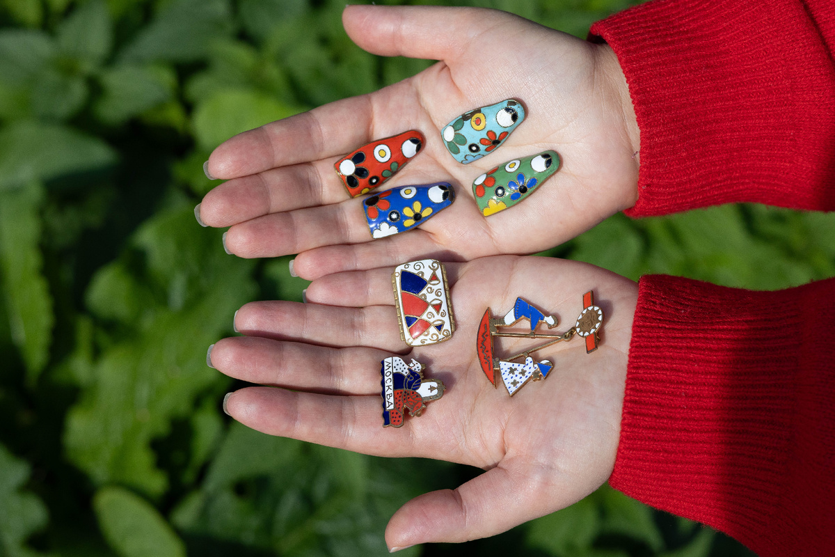 Матрешки ловят последние летние лучи на фоне зарослей Валового кольца.