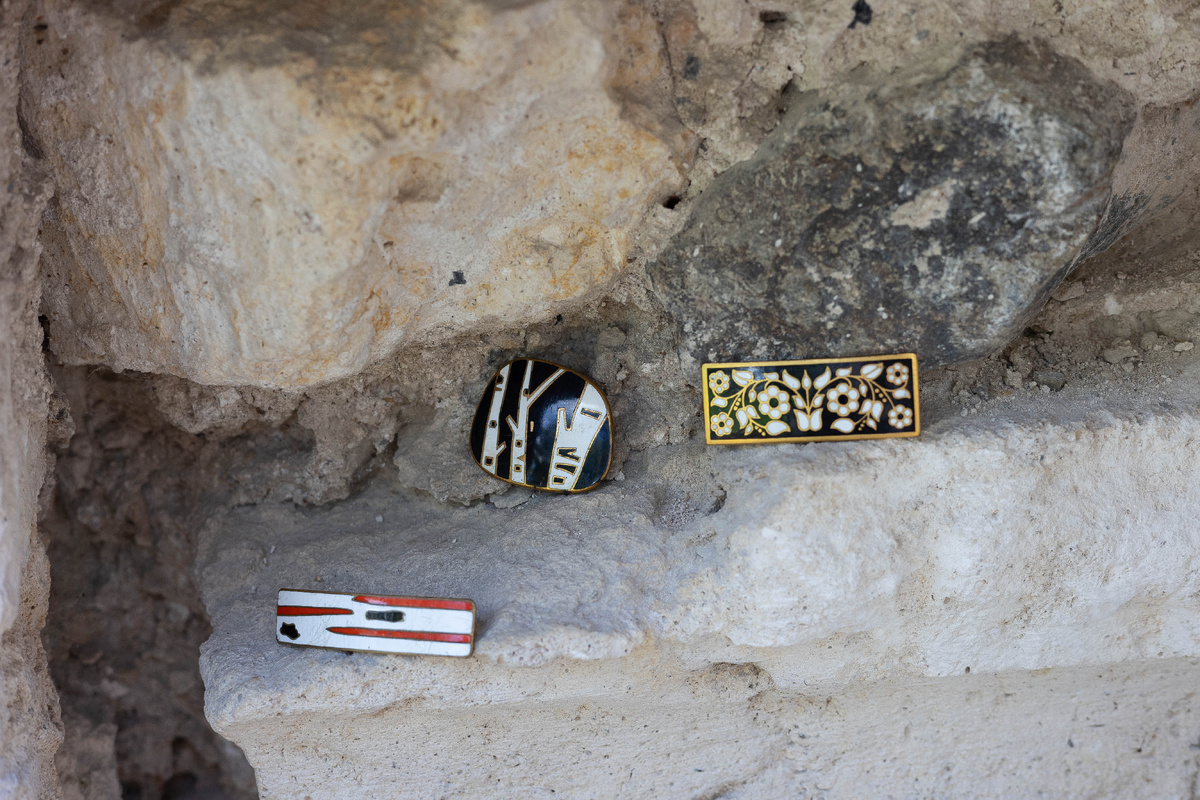 а эти красавицы нашли себе выемку в стене и отдыхают в тенёчке