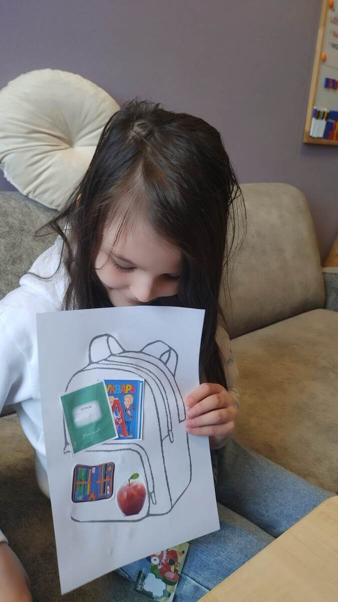 Клеила портфель🎒
