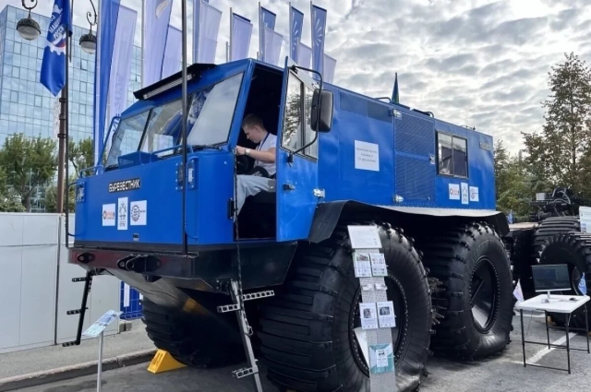    Особое внимание на выставке привлекает тяжёлая спецтех ника, созданная югорскими умельцами.