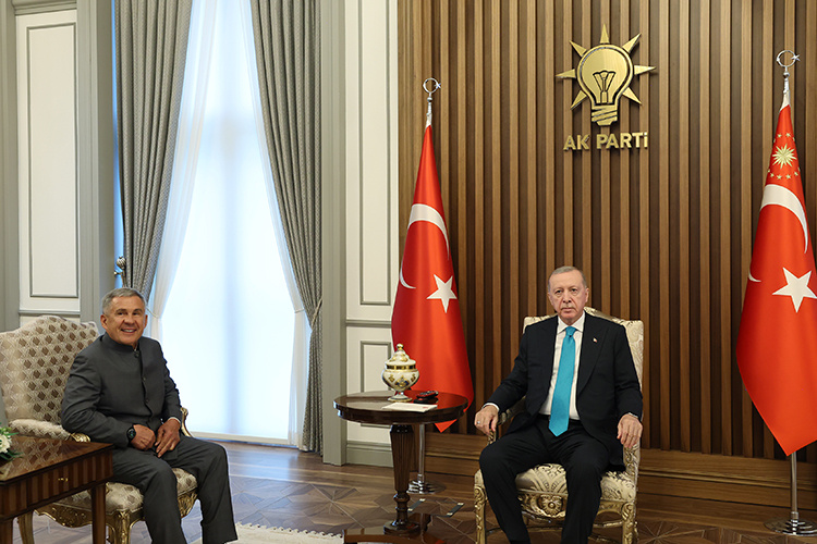    В начале июля Рустам Минниханов прилетел в Анкару. Та поездка раиса Татарстана запомнилась прежде всего его встречей с турецким лидером Реджепом Тайипом Эрдоганом.   
Фото: rais.tatarstan.ru