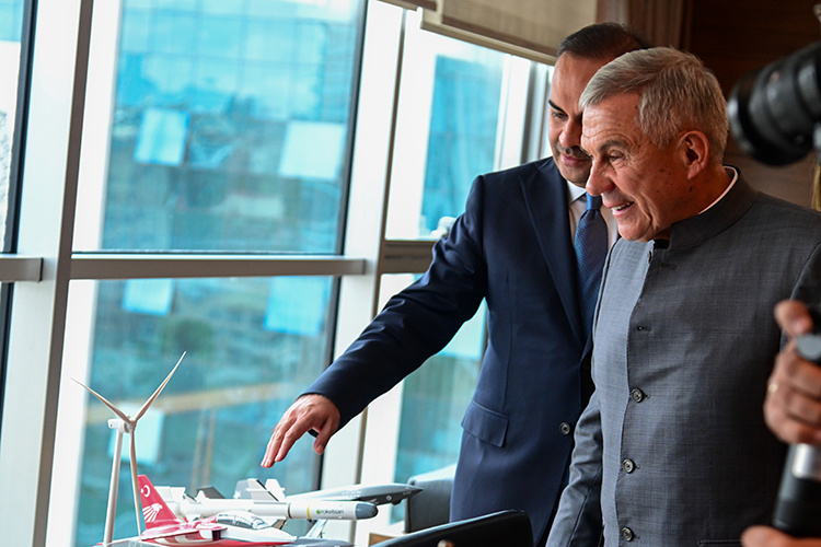    Министр промышленности и технологий Турции Мехмет Фатих Каджир на мини-моделях показывал раису Татарстана, какие самолеты и вертолеты производят в Турции.   
Фото:  rais.tatarstan.ru