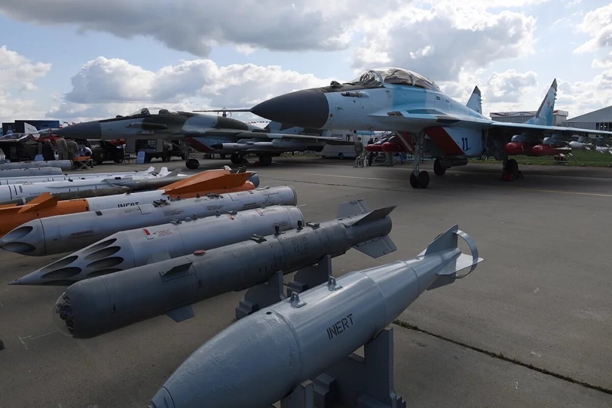    Крылатые ракеты и авиабомбы у многофункционального фронтового истребителя МиГ-35.