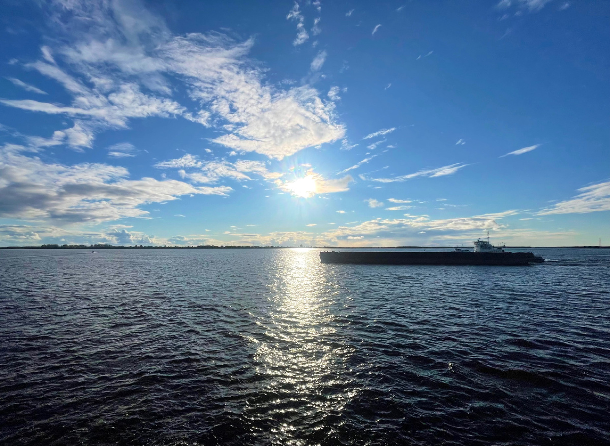 Вид с палубы парохода во время речной прогулки