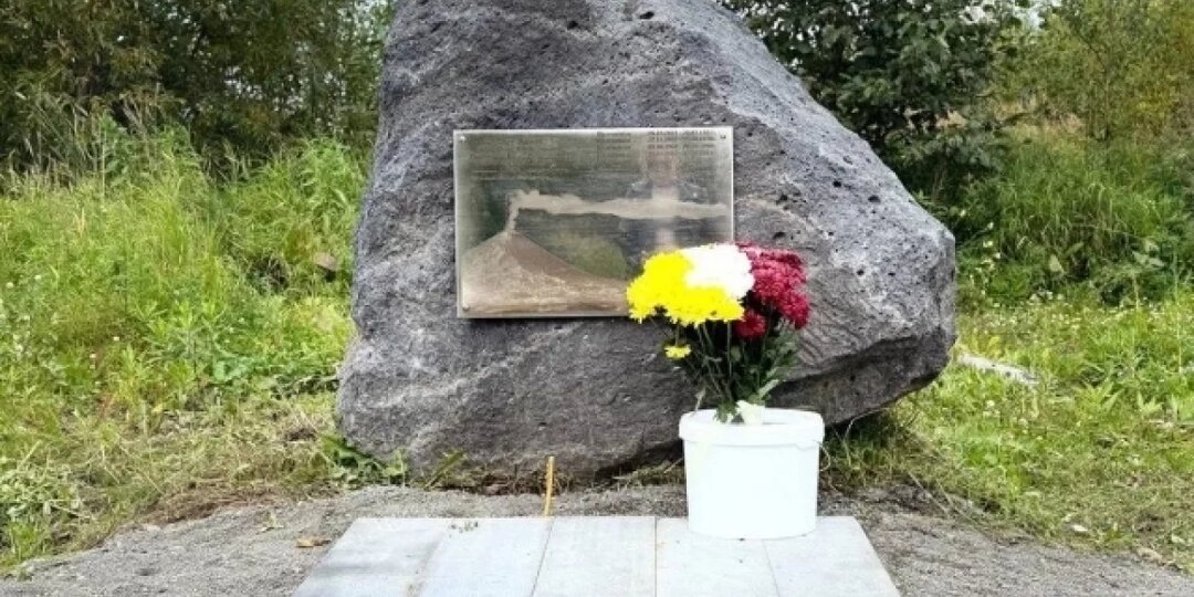 Мемориальную доску в память погибших туристов установили на Камчатке
